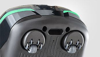 Передние ролики и большие задние колеса для манёвренности.