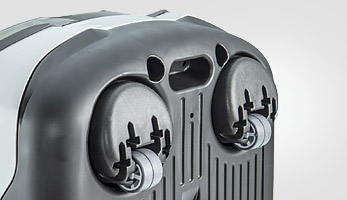 Передние ролики и большие задние колеса для манёвренности.