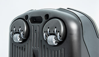 Передние ролики и большие задние колеса для маневренности.