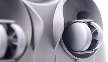 Передние ролики и большие задние колеса для манёвренности.