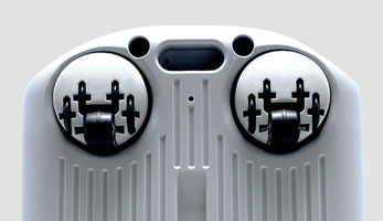 Передні ролики і великі задні колеса для маневреності.