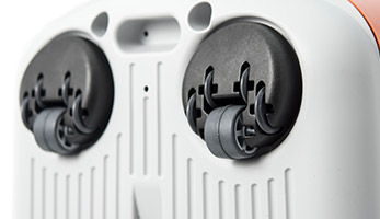 Передні ролики і великі задні колеса для маневреності.