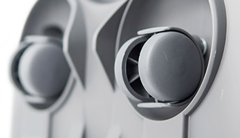 Передні ролики і великі задні колеса для маневреності.