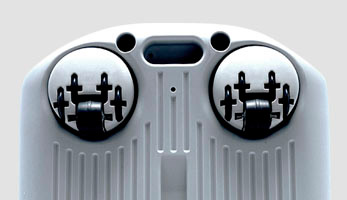 Передні ролики і великі задні колеса для маневреності.