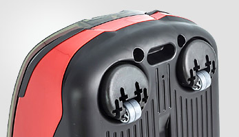 Передні ролики і великі задні колеса для маневреності.