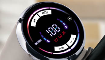 Розумний дисплей та голосовий помічник. Світлодіодний дисплей на корпусі допоможе у виборі режиму роботи, вкаже стан заряду батареї та валика, що чистить, підкаже, коли необхідно поповнити резервуар для чистої води чи очистити ємність брудної води. Усі підказки дублюються голосовим помічником.