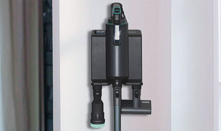 Пылесос удобно паркуется на зарядной станции в вертикальном положении