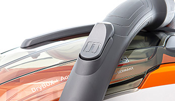 Механическое управление мощностью на рукоятке шланга для комфортной очистки тонких текстильных поверхностей.