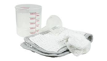 Аксессуары для комфортной уборки в комплекте (салфетки из микроволокна, мерный стакан, воронка).